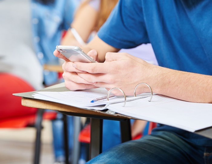 Engleska planira zabraniti mobitele u školama