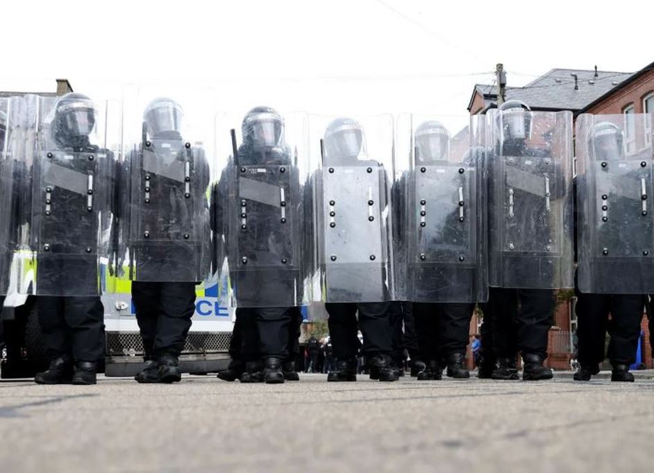 Engleska se sprema za nerede: Zatvorene trgovine, sve puno policije