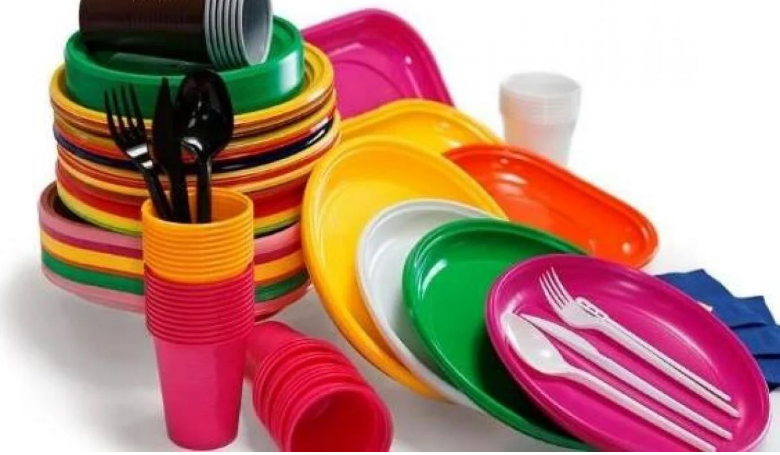 Engleska zabranjuje plastični pribor za jelo i tanjire za jednokratnu upotrebu