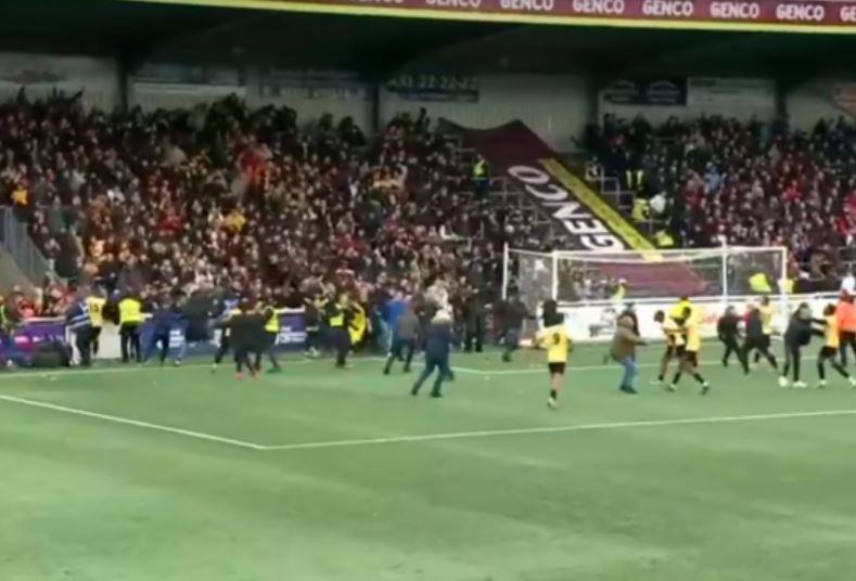 Engleski šestoligaš prošao u 4. kolo FA Cupa, navijači uletjeli u teren