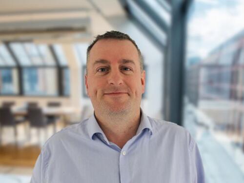 Englez optužen da je godinama drogirao svoju suprugu i dovodio muškarce da je siluju