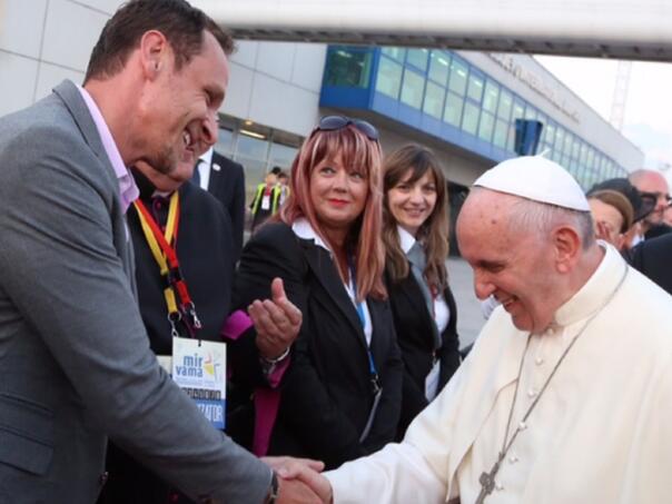 Enis Bešlagić se prisjetio susreta sa papom Franjom: Spominjem vas u predstavi...