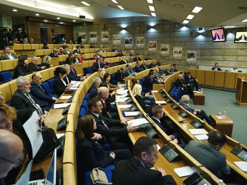 Enormna primanja, a ne dolaze na sjednice: Delegati zaustavili reformu tržišta rada!