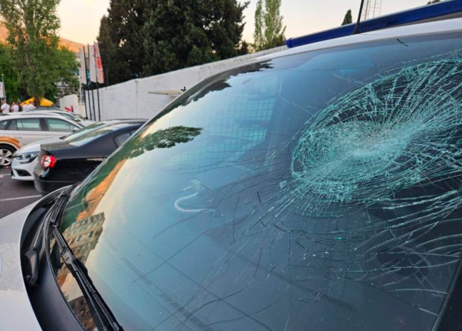 Epilog navijačkih nereda u Mostaru: Oštećeno 16 policijskih vozila