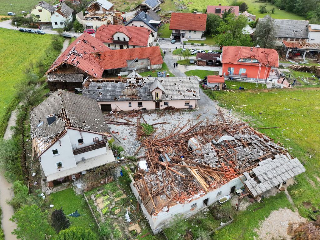 Epilog oluje u Sloveniji: Automobili smrskani, ulice blokirane