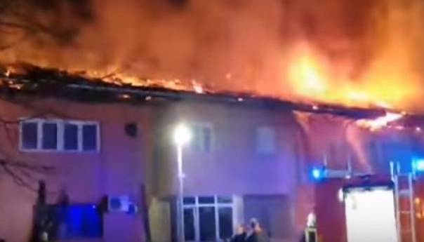 Epilog požara u Srpcu: Izgorjeli krov i stanovi na gornjoj etaži
