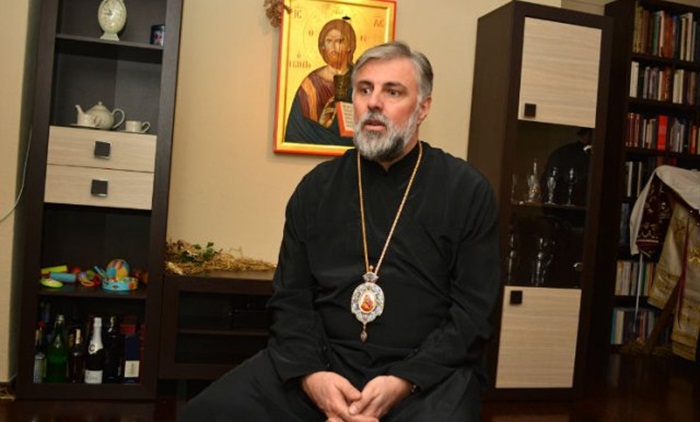 Episkop Grigorije: Narod sabran da brani svoje svetinje