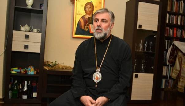Episkop Grigorije: Narod sabran da brani svoje svetinje