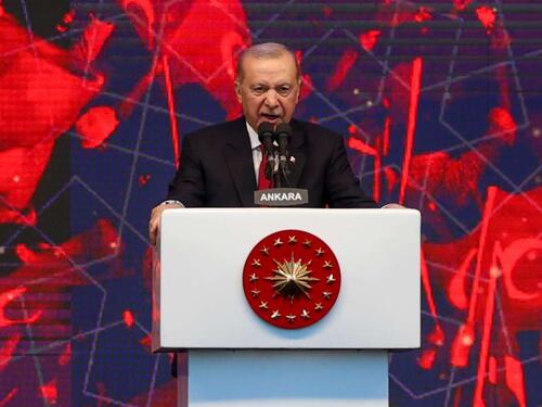 Erdogan: Pred narodom koji je ustao 15. jula nijedna sila nije mogla opstati