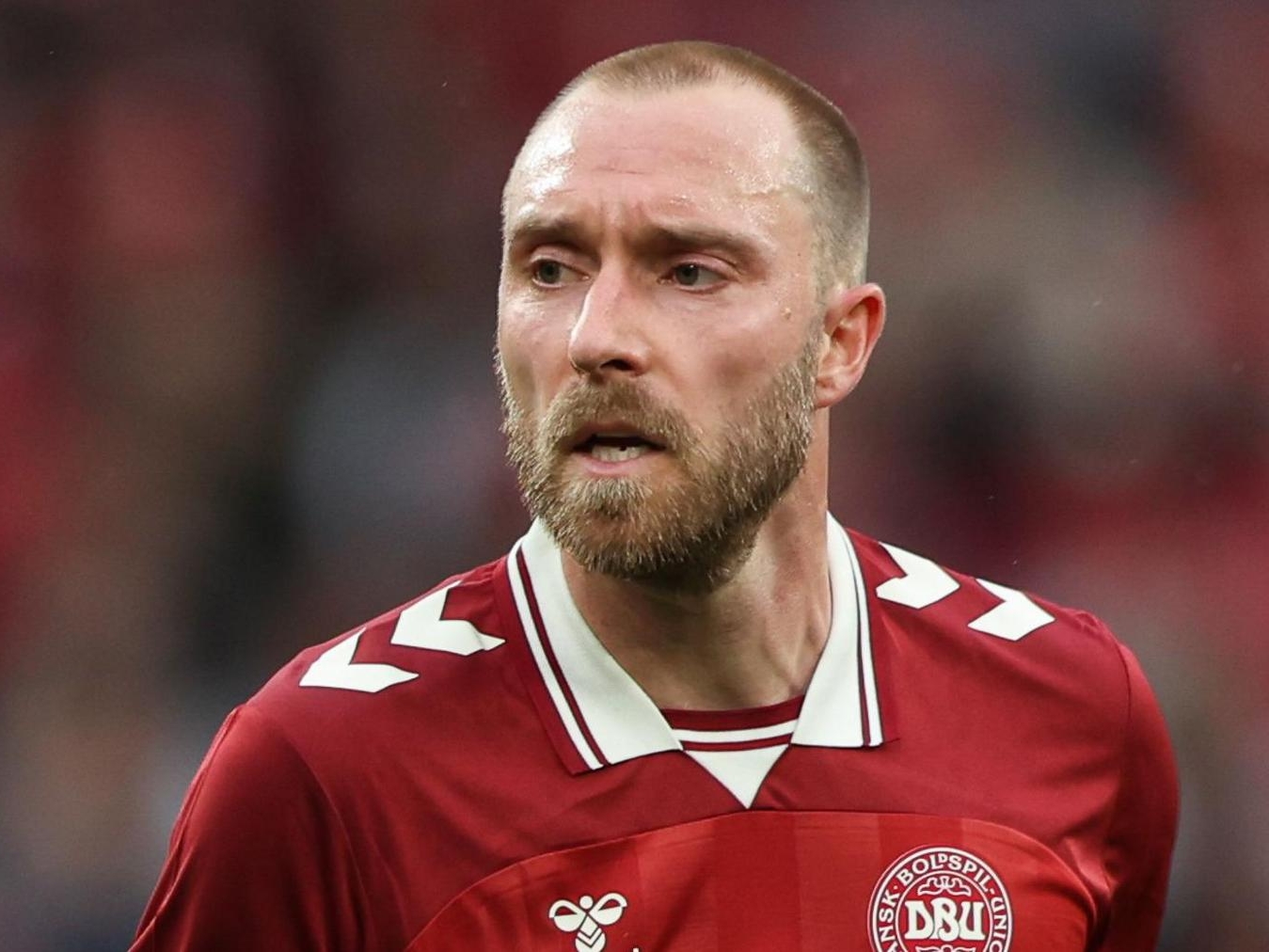 Eriksen se srušio na terenu, ali se brzo oporavio i napustio