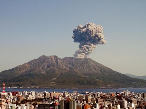 Erupcija u Japanu: Vulkan Sakurajima izbacio pepeo 3.500 metara u zrak