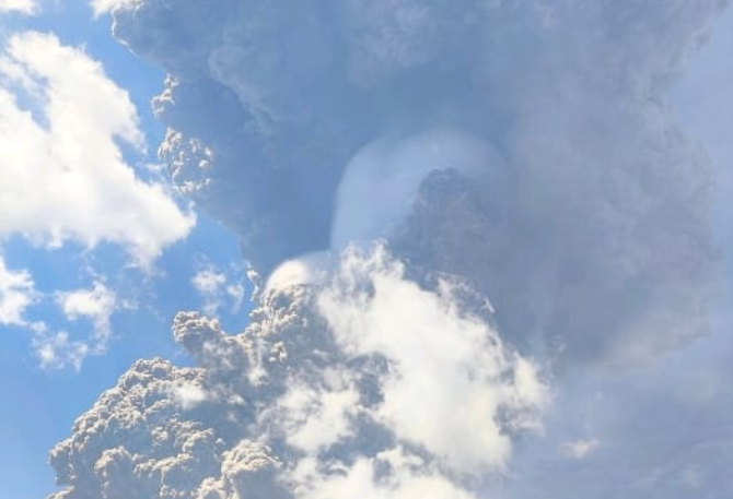 Erupcija vulkana u Indoneziji izbacila stub pepela 18 kilometara uvis