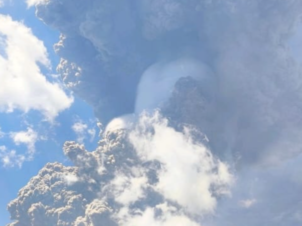 Erupcija vulkana u Indoneziji izbacila stub pepela 18 kilometara uvis