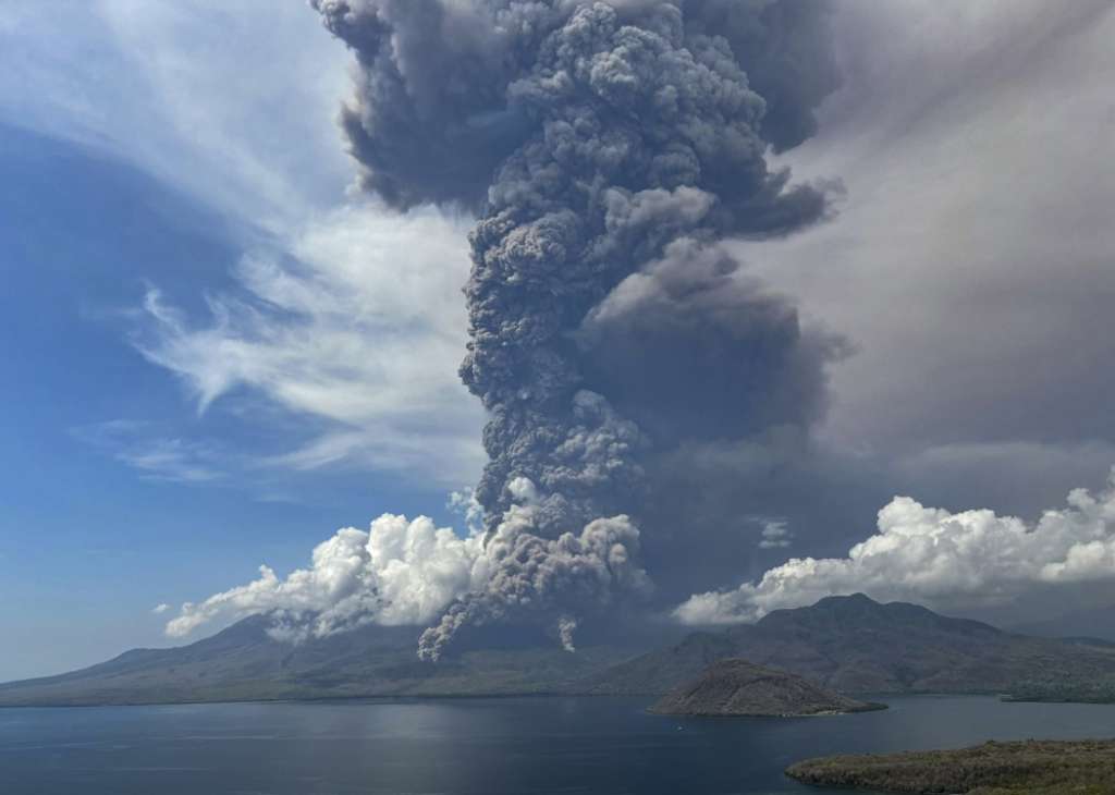 Erupcije vulkana Lewotobi Laki-Laki ometaju međunarodni zračni promet širom jugoistočne Azije