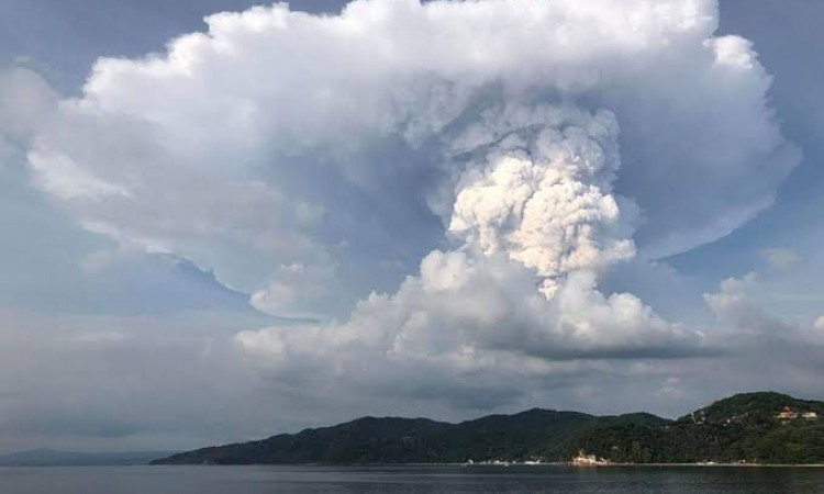 Erupcijom vulkana Taal pogođeno više od 200.000 ljudi