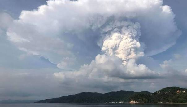 Erupcijom vulkana Taal pogođeno više od 200.000 ljudi