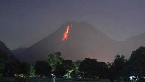 Eruptirala dva vulkana u Indoneziji