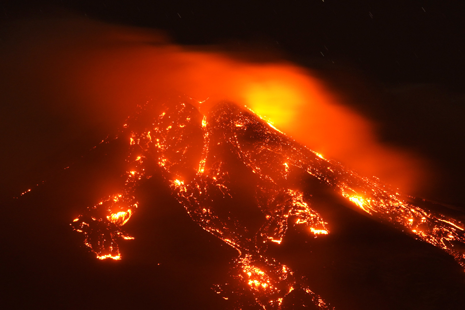 Eruptirala Etna uz velike količine pepela i lave