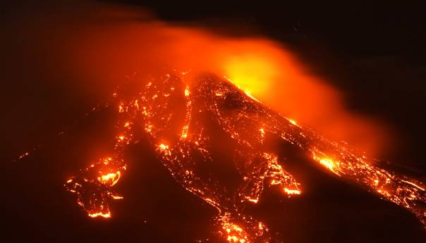 Eruptirala Etna uz velike količine pepela i lave