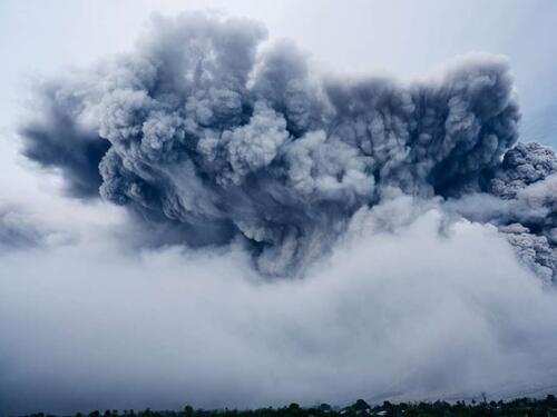 Eruptirala planina u Indoneziji, lavina se širila niz padine