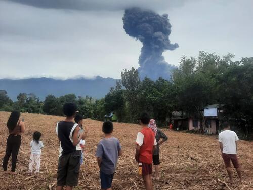 Eruptirao vulkan Kanlaon na Filipinima, oblak dima visok dva kilometra