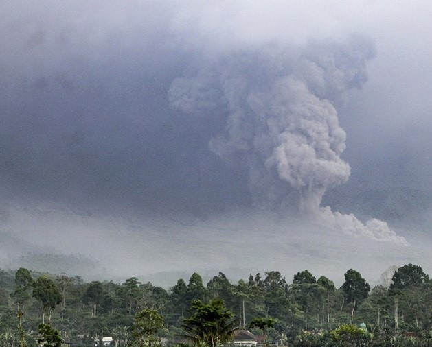 Eruptirao vulkan na indonezijskom otoku Java, pepeo išao kilometar u visinu