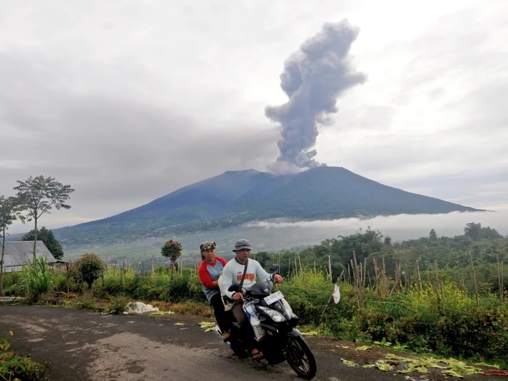 Eruptirao vulkan na planini Marapi u Indoneziji