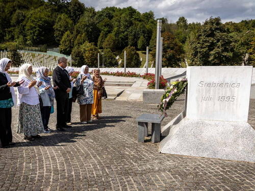 Escobar i Murphy u Potočarima: Počast žrtvama genocida