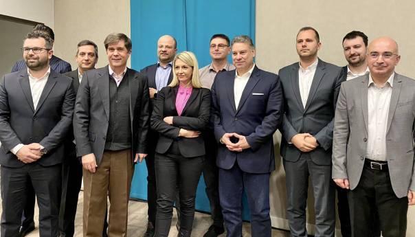 Escobar počinje sa sastancima, već se susreo sa aktivistima