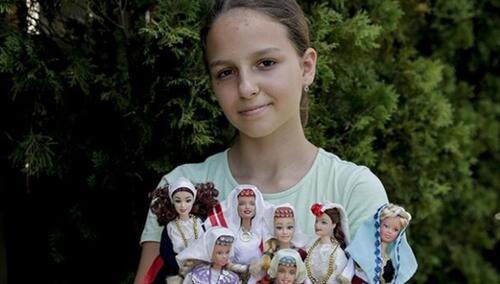 Esma svojim lutkama šije bosansku narodnu nošnju