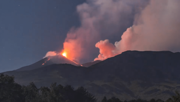 Etna izbacuje pepeo, zatvoren aerodrom u Cataniji