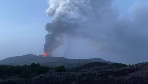Etna ponovno izbacuje lavu i pepeo