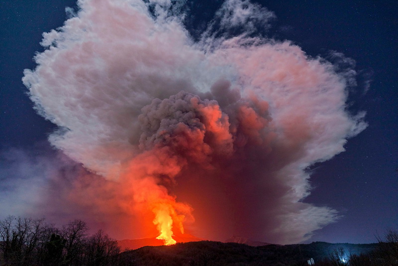 Etna ponovo izbacuje lavu i pepeo