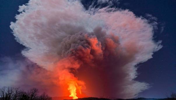 Etna ponovo izbacuje lavu i pepeo