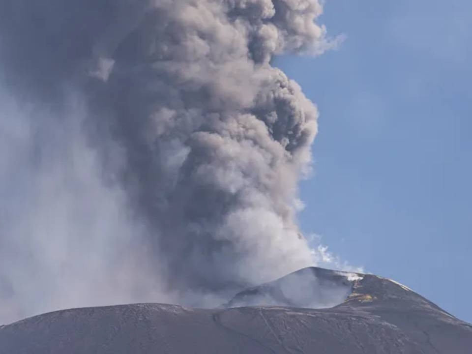 Etna ponovo poremetila avionski saobraćaj na Siciliji, svi dolasci obustavljeni