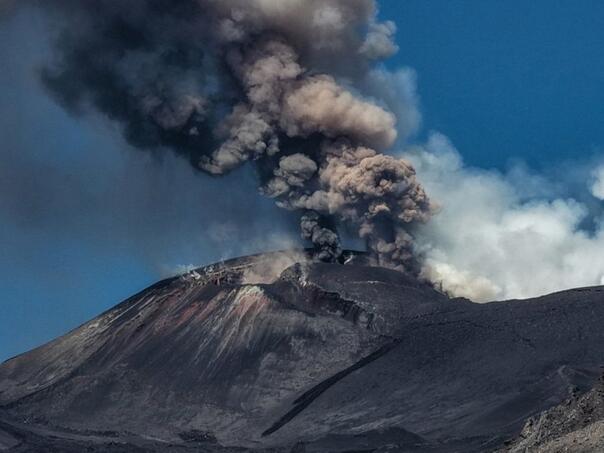 Etna snažno izbacuje pepeo, djelimično obustavljen zračni saobraćaj na Siciliji