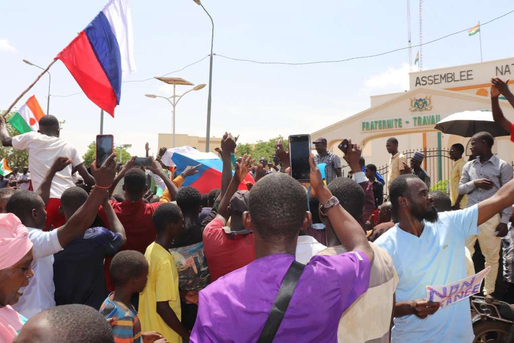 EU će smatrati vođe puča u Nigeru odgovornima za napade na ambasade