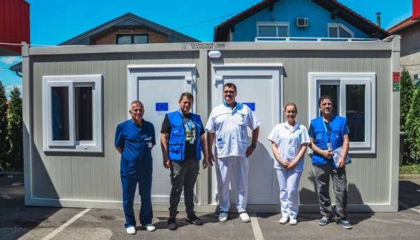 EU i IOM donirali pet kontejnera za skrining pacijenata Bihaću i Velikoj Kladuši