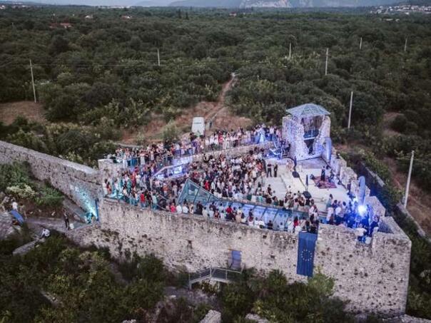 EU organizovala večer sevdalinki u Počitelju, nastupala Amra Medunjanin