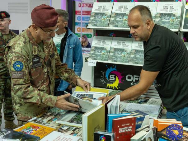 EUFOR među knjigama i čitaocima u Tuzli: "Sigurnost stvara prostor za život i napredak“