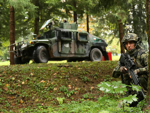 Foto / EUFOR u Bihaću: Osiguranje skladišta oružja