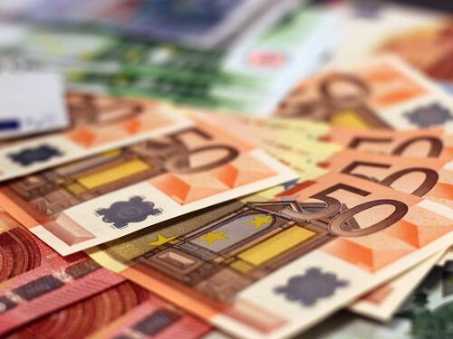 Euro oslabio, dolar ojačao nakon što je Trump zaprijetio carinama od 30 posto EU i Meksiku