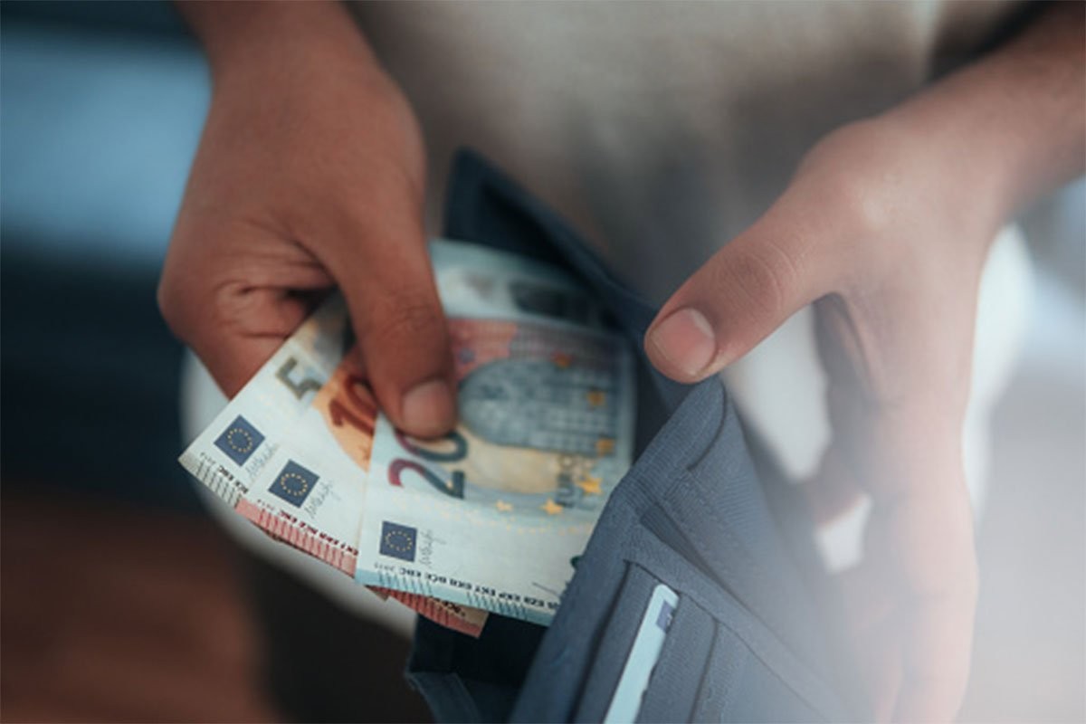 Euro se oporavlja, dolar posustaje