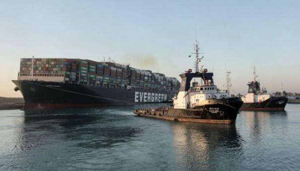 Ever Given konačno oslobođen, tegljači već vuku golemi brod