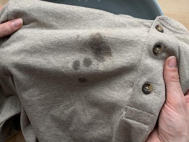 Evo kako ukloniti fleke od deterdženta sa odjeće