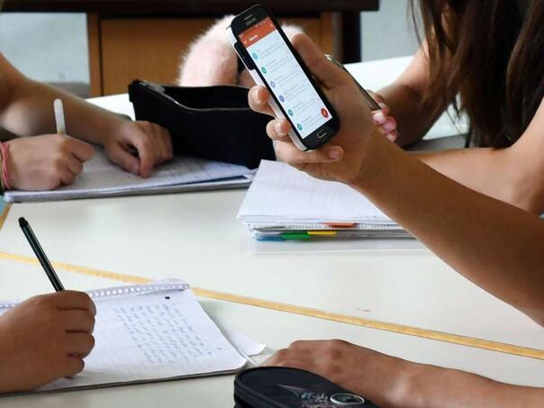 Evropske škole ograničavaju upotrebu mobilnih telefona, šta čeka BiH?