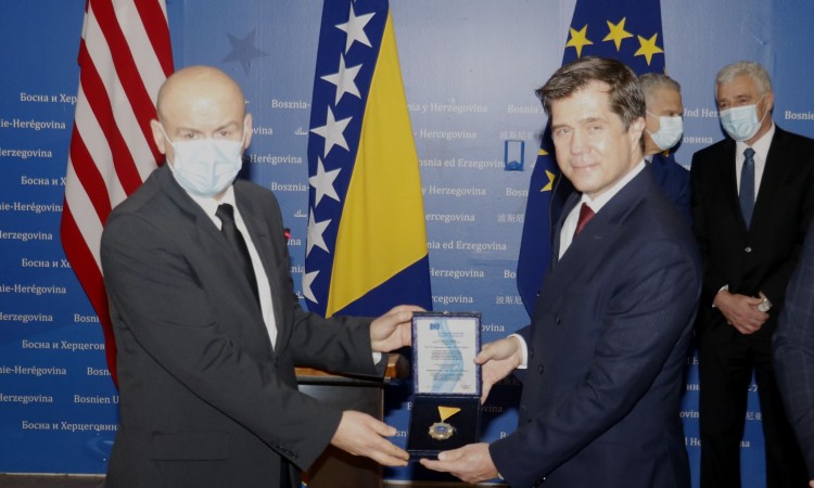 Evropski pokret u BiH uručio Orden naroda ambasadoru Nelsonu