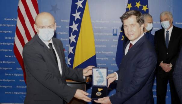 Evropski pokret u BiH uručio Orden naroda ambasadoru Nelsonu
