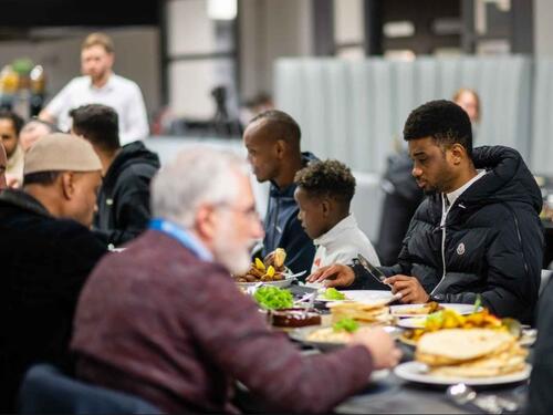 Ezan na Old Traffordu: Manchester United organizovao iftar za navijače