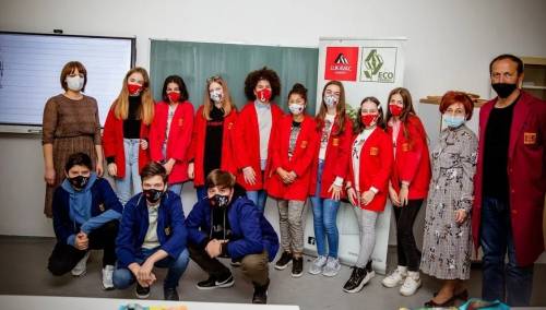 Fabrika cementa Lukavac donirala pametne table za šest osnovnih škola u BiH